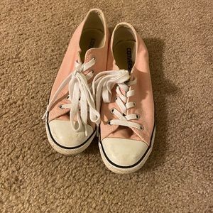 Women’s pink converse